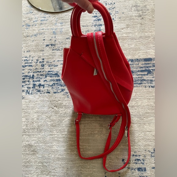 ❤️VALENTINA RED LEATHER BACKPACK/ SLING BAG! ❤️ - Picture 2 of 7